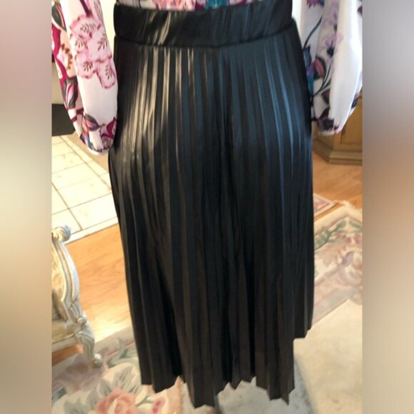 Haute Monde excellent condition black faux leather pleated skirt size S - Picture 2 of 5